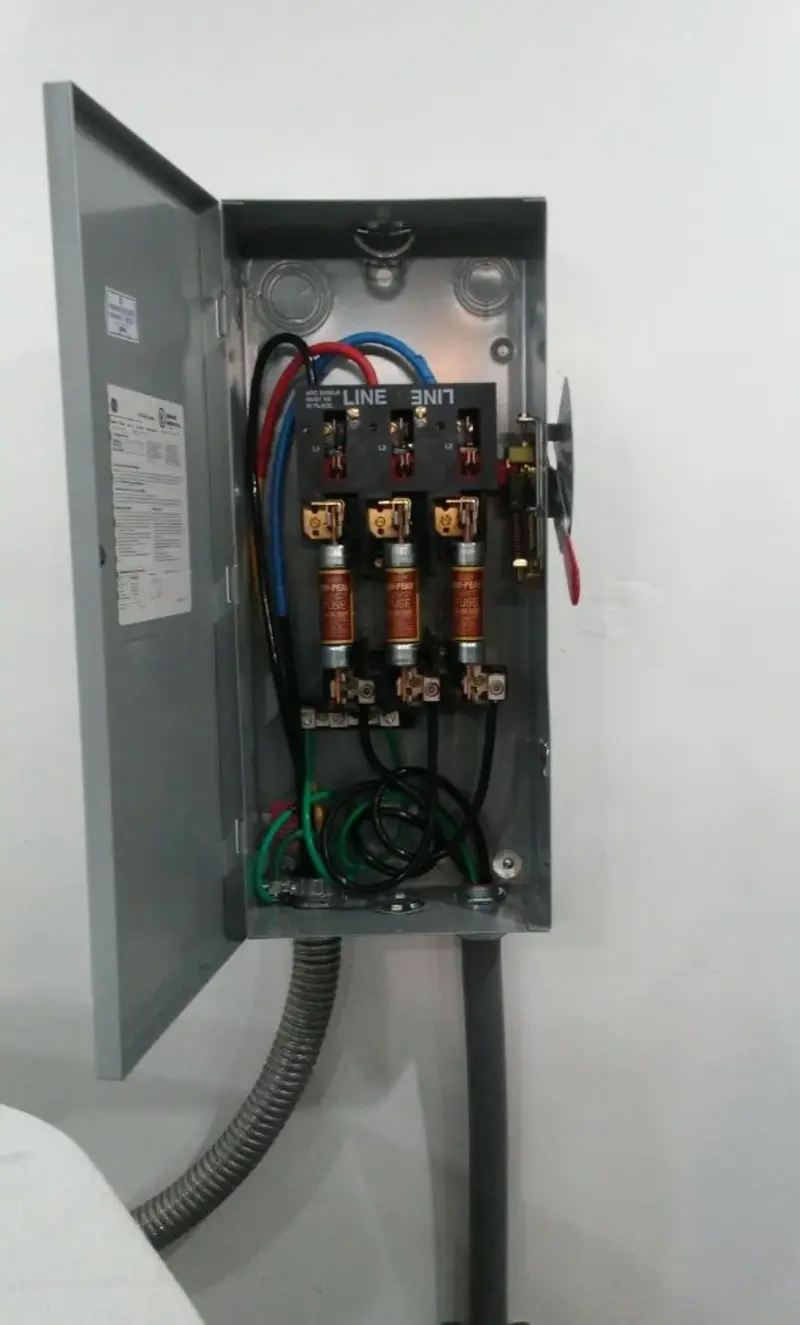 Three-phase disconnect switch installed for Smoke Detector Installation in Delano